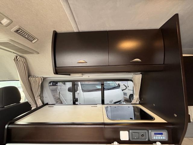ハイエースバン トイファクトリー　ランドティピー　乗車人数７名　就寝人数４名　ＦＦヒーター　ツインサブバッテリー　インバーター３００Ｗ　外部電源　ＤＣ冷蔵庫　スーパーロング（42枚目）