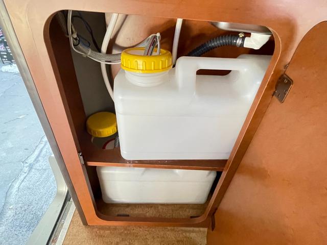 キャラバン 東和モーターズ　フェネック　乗車人数９名　就寝人数３名　シングルサブバッテリー　走行充電　外部電源　シンク　給水排水ポリタンク　ガソリン　２ＷＤ（10枚目）