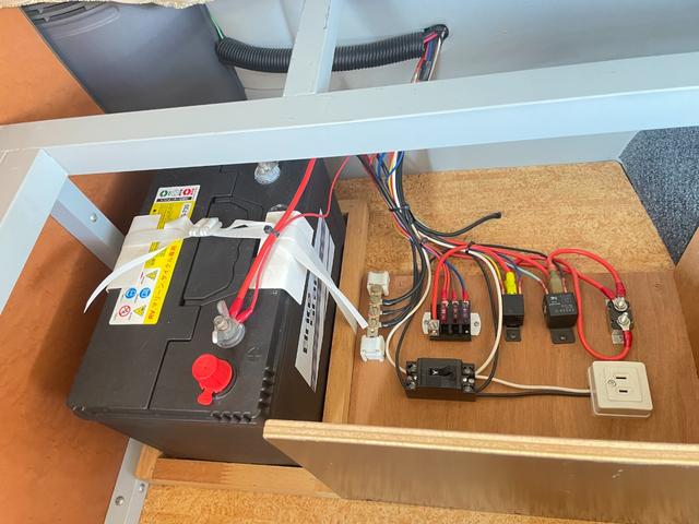 キャラバン 東和モーターズ　フェネック　乗車人数９名　就寝人数３名　シングルサブバッテリー　走行充電　外部電源　シンク　給水排水ポリタンク　ガソリン　２ＷＤ（13枚目）