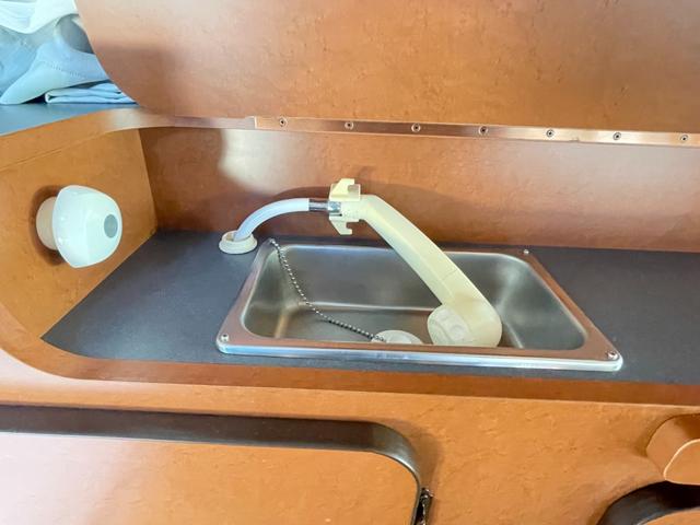 キャラバン 東和モーターズ　フェネック　乗車人数９名　就寝人数３名　シングルサブバッテリー　走行充電　外部電源　シンク　給水排水ポリタンク　ガソリン　２ＷＤ（33枚目）