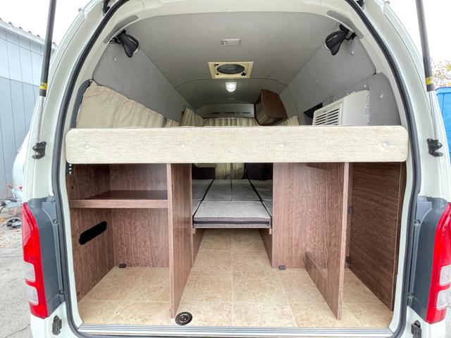 レジアスエースバン ミスティック マティアス 乗車人数9名・就寝人数5名・新品タイヤ・トリプルサブバッテリー・走行充電・外部充電・インバーター2000w・ウィンドウエアコン・ソーラーパネル(8枚目)