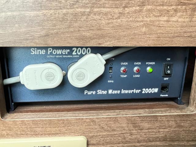 レジアスエースバン ミスティック マティアス 乗車人数9名・就寝人数5名・新品タイヤ・トリプルサブバッテリー・走行充電・外部充電・インバーター2000w・ウィンドウエアコン・ソーラーパネル(17枚目)