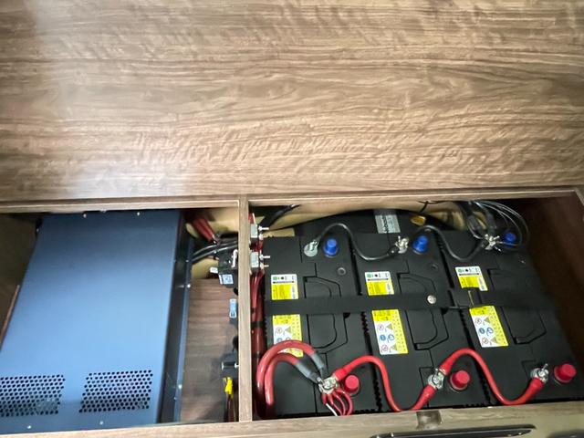 レジアスエースバン ミスティック マティアス 乗車人数9名・就寝人数5名・新品タイヤ・トリプルサブバッテリー・走行充電・外部充電・インバーター2000w・ウィンドウエアコン・ソーラーパネル(58枚目)