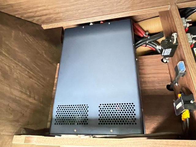 レジアスエースバン ミスティック マティアス 乗車人数9名・就寝人数5名・新品タイヤ・トリプルサブバッテリー・走行充電・外部充電・インバーター2000w・ウィンドウエアコン・ソーラーパネル(64枚目)