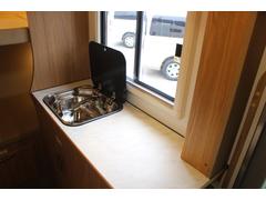 使いやすいサイズ感のキッチンスペース　シンク　８８Ｌ冷蔵庫　電子レンジ　２５Ｌ給排水タンク 6