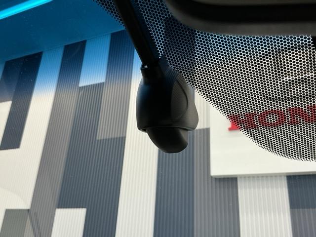 ステップワゴンスパーダ e:HEVスパーダGホンダセンシング ホンダ認定中古車 純正ドラレコ前後 ウォークスルー LEDライト ドライブレコーダ セキュリティアラーム 横滑り防止装置 クルーズコントロール Bカメラ USB接続 フルセグ DVD再生可能 キーレス(6枚目)