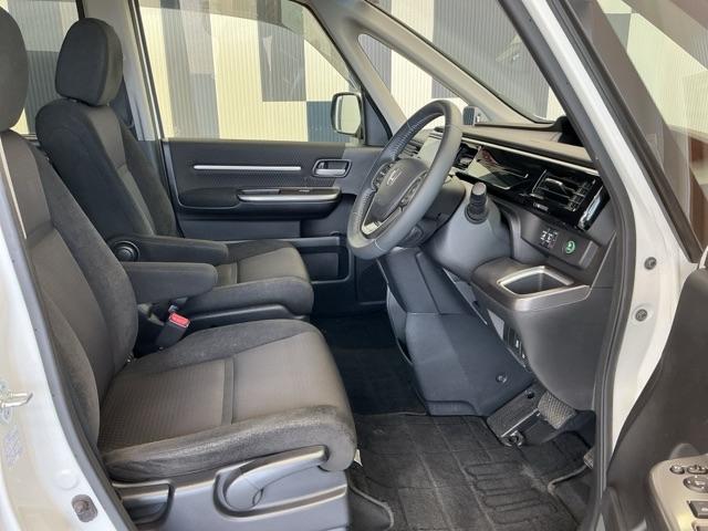 ステップワゴンスパーダ e:HEVスパーダGホンダセンシング ホンダ認定中古車 純正ドラレコ前後 ウォークスルー LEDライト ドライブレコーダ セキュリティアラーム 横滑り防止装置 クルーズコントロール Bカメラ USB接続 フルセグ DVD再生可能 キーレス(15枚目)