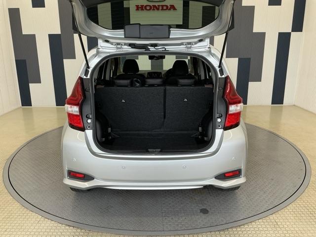 ノート メダリスト 全周囲カメラ 純正ナビ LED ETC フロントカメラ アラウンドビュモニター 横滑防止装置 フルセグテレビ エコスーパーチャージャー DVD再生可能 USB接続 イモビライザー Aストップ ナビTV(18枚目)