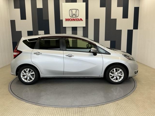 ノート メダリスト 全周囲カメラ 純正ナビ LED ETC フロントカメラ アラウンドビュモニター 横滑防止装置 フルセグテレビ エコスーパーチャージャー DVD再生可能 USB接続 イモビライザー Aストップ ナビTV(24枚目)