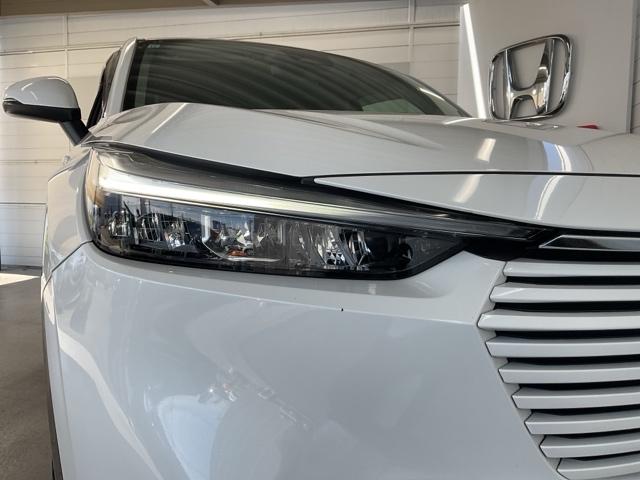 シャープなデザインの明るくて長寿命のＬＥＤヘッドライト採用