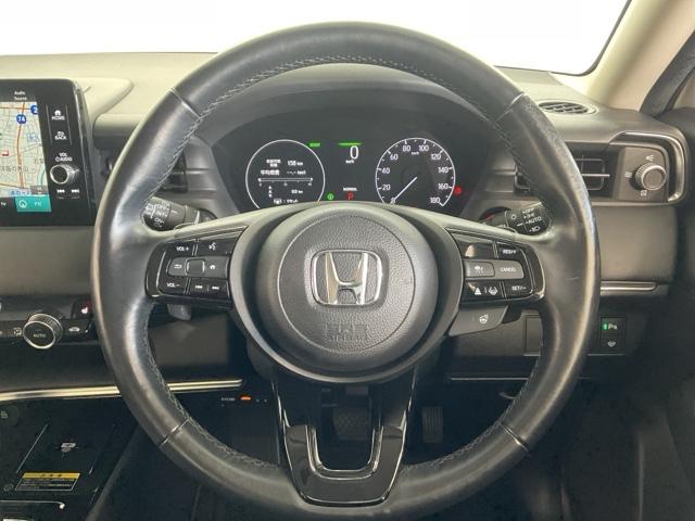 ステアリングにはオーディオ操作、クルーズコントロール操作、ディスプレイ操作など便利な機能を集中装備。