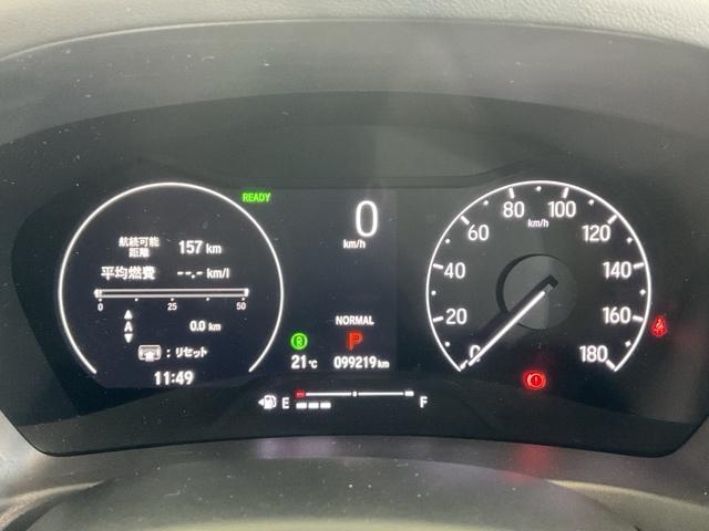 マルチインフォメーションディスプレイです。燃費や走行距離が分かり、半ドアなど車に異常がある際に警告してくれます。