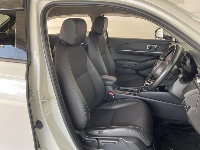 肘掛けとシートヒーター装備のフロントシートで長時間でも快適ドライブ！