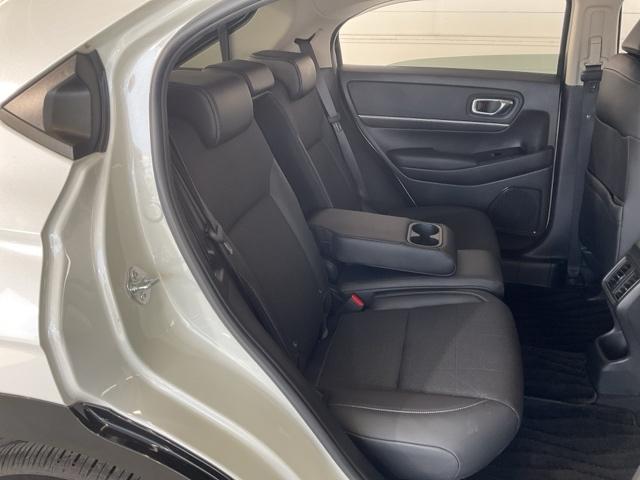 肘掛け付きでゆったりくつろげる、座り心地の良い後部座席。