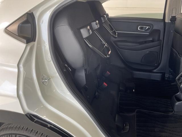 後部座席を跳ね上げるともう一つの荷室が！背の高い荷物も大丈夫。