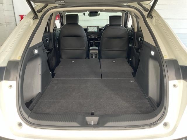 後部座席をたたむとこんなに広いスペースが！