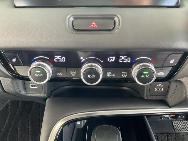 一年じゅう快適なドライブをお楽しみいただけるオートエアコンを装備。