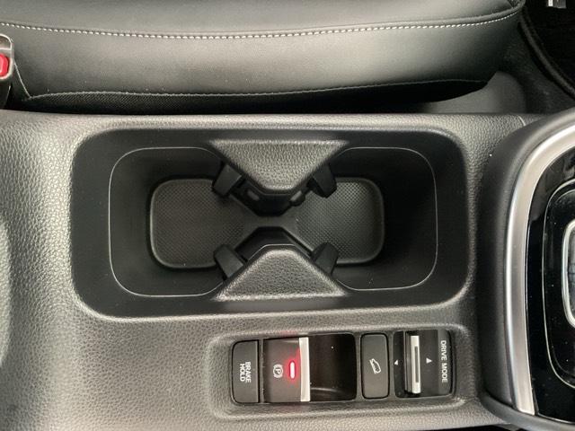 前席中央の便利なドリンクホルダー。