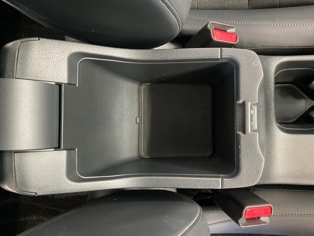 肘掛け下の便利な小物入れ。