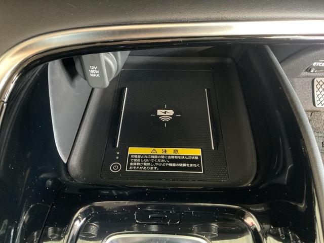 スマートフォンを置くだけで充電できるワイヤレス充電器を装備。