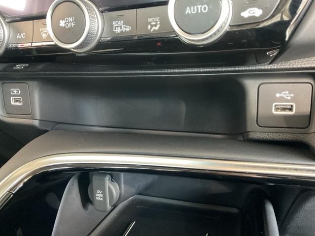 スマホトレーとＵＳＢ端子。スマートフォンなどの充電やオーディオとの接続に便利です