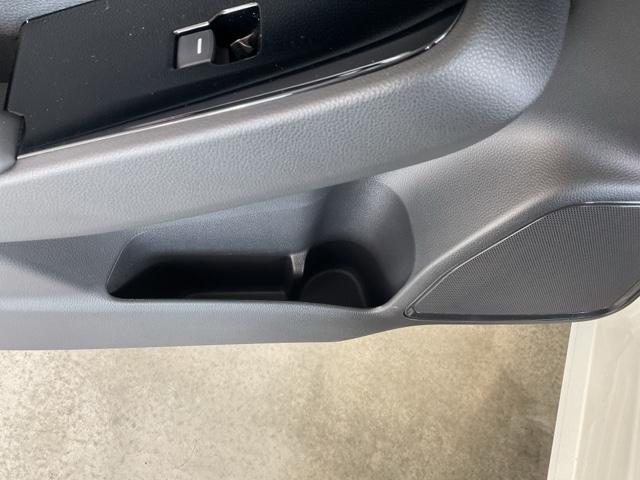 前席ドアのポケット、ボトルホルダー付き