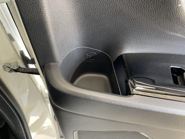 後席ドアのドリンクホルダー