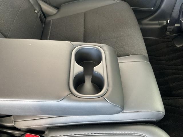 後席肘掛けにドリンクホルダー