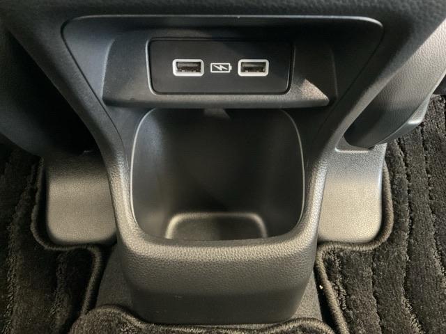 後席前方中央に小物入れとＵＳＢ端子があります。スマートフォンなどの充電が可能です