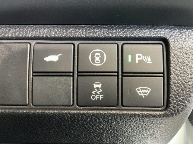 横滑りを抑制し車の姿勢の安定を図るＶＳＡ機能、車庫入れや縦列駐車など狭い場所でも安心な障害物センサー搭載。運転席とリアゲート本体に開閉スイッチを装備し、とても便利な電動リアゲート！