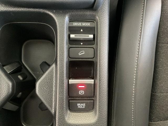 ドライビングフィールを変えられるドライブモード、坂道走行に便利なヒルディセント機能を搭載。パーキングブレーキは電子制御式です