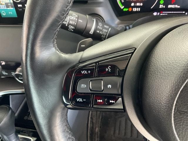 ステアリングにはオーディオ操作、クルーズコントロール操作、ディスプレイ操作など便利な機能を集中装備。アクセルオフ時の回生ブレーキの強さを調節する減速セレクタ対応