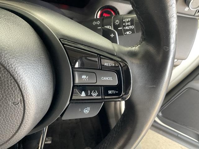 ステアリングにはオーディオ操作、クルーズコントロール操作、ディスプレイ操作など便利な機能を集中装備。アクセルオフ時の回生ブレーキの強さを調節する減速セレクタ対応。ステアリングホイールヒーター搭載