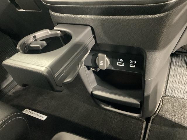 ステップワゴン ｅ：ＨＥＶスパーダ　１オーナー　フルオートエアコン　ＥＳＣ　シートヒータ　キーフリー　ＬＥＤヘッドランプ　イモビ　ＡＢＳ　リアカメラ　スマートキ　クルーズコントロール　サイドカーテンエアバック　禁煙（30枚目）