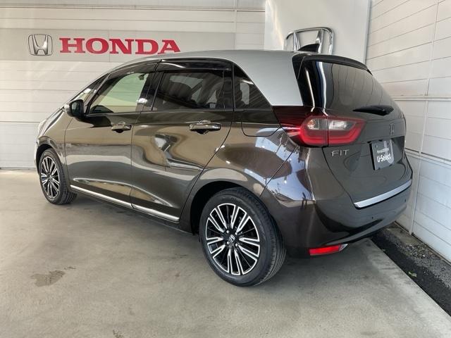 フィット e:HEVリュクス 誤発進抑制機能 リアカメラ ETC付 LED シートヒーター クルーズコントロール セキュリティアラーム ドライブレコーダー DVD VSA フルセグ サイドエアバッグ 禁煙(6枚目)