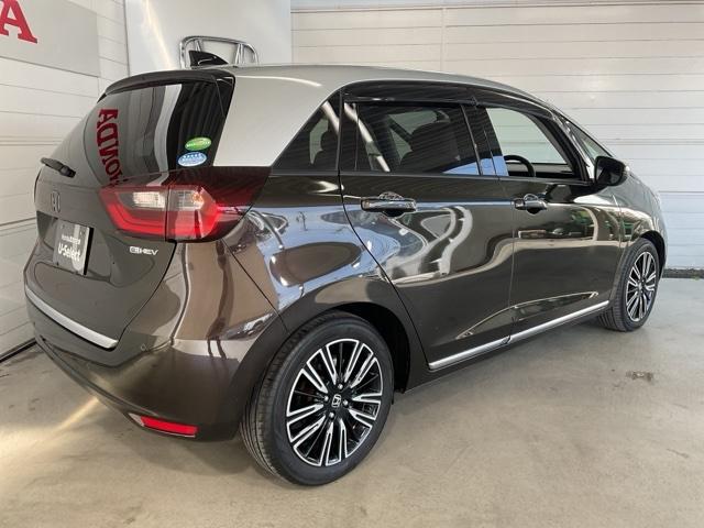 フィット e:HEVリュクス 誤発進抑制機能 リアカメラ ETC付 LED シートヒーター クルーズコントロール セキュリティアラーム ドライブレコーダー DVD VSA フルセグ サイドエアバッグ 禁煙(8枚目)