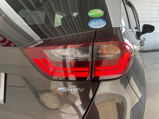 フィット e:HEVリュクス 誤発進抑制機能 リアカメラ ETC付 LED シートヒーター クルーズコントロール セキュリティアラーム ドライブレコーダー DVD VSA フルセグ サイドエアバッグ 禁煙(12枚目)