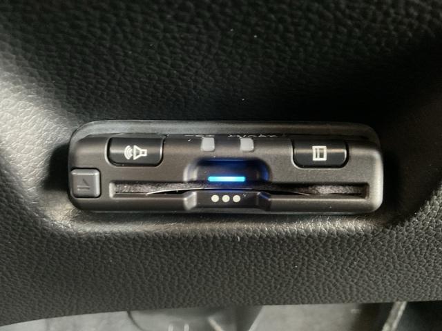 フィット e:HEVリュクス 誤発進抑制機能 リアカメラ ETC付 LED シートヒーター クルーズコントロール セキュリティアラーム ドライブレコーダー DVD VSA フルセグ サイドエアバッグ 禁煙(29枚目)