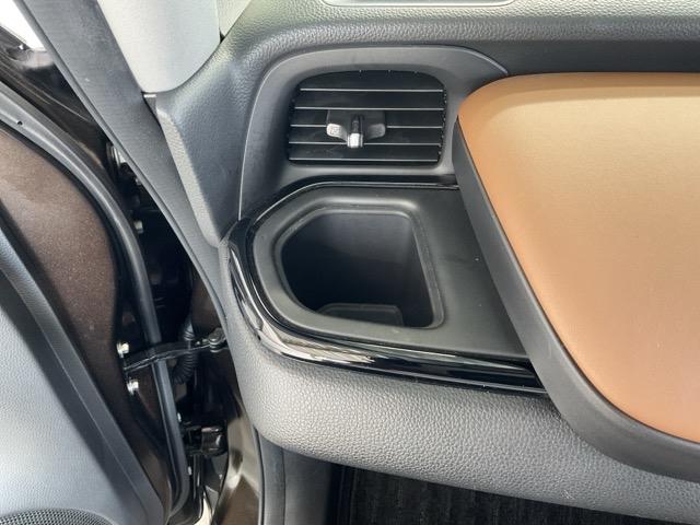 フィット e:HEVリュクス 誤発進抑制機能 リアカメラ ETC付 LED シートヒーター クルーズコントロール セキュリティアラーム ドライブレコーダー DVD VSA フルセグ サイドエアバッグ 禁煙(34枚目)