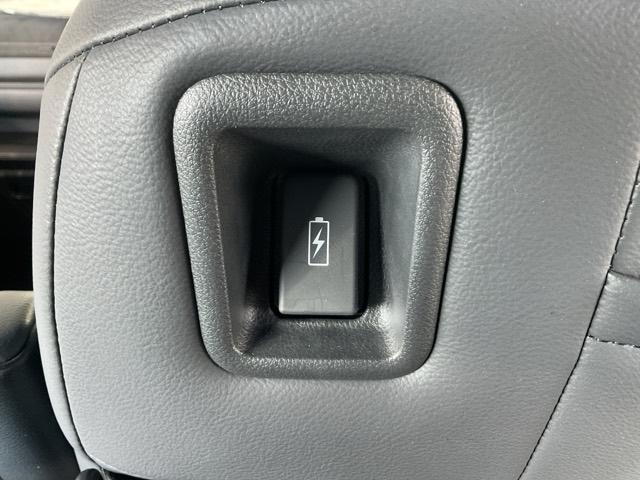 ステップワゴン ｅ：ＨＥＶスパーダプレミアムライン　・ひょう害修理済み車・前後ドラレコ装着車　マルチカメラ　Ｐテールゲート　両側自動ドア　Ｆセグ　クリアランスソナ　クルーズＣ　助手席エアバッグ　スマートＫ　シ－トヒ－タ－　サイドカメラ　ＤＶＤ再生　禁煙（47枚目）