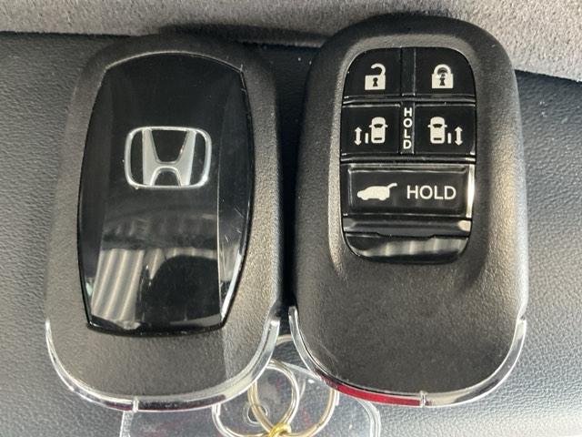 ステップワゴン ｅ：ＨＥＶスパーダプレミアムライン　・ひょう害修理済み車・前後ドラレコ装着車　マルチカメラ　Ｐテールゲート　両側自動ドア　Ｆセグ　クリアランスソナ　クルーズＣ　助手席エアバッグ　スマートＫ　シ－トヒ－タ－　サイドカメラ　ＤＶＤ再生　禁煙（56枚目）