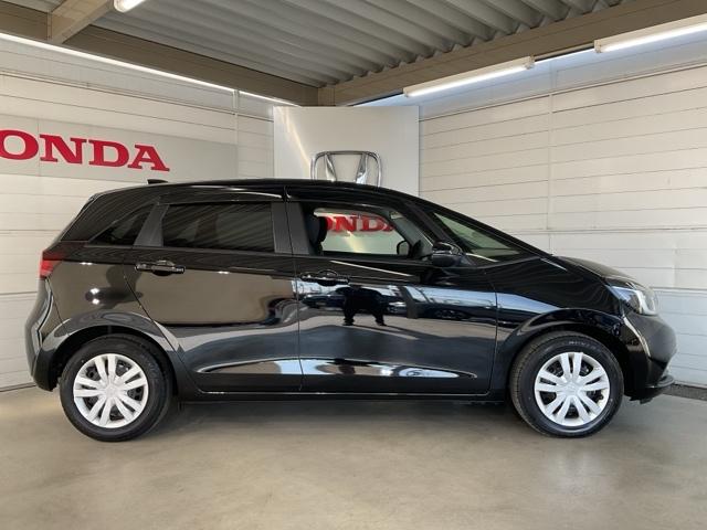 フィット e:HEVホーム ・当社デモカー・前後ドラレコ装着車 前後誤発進抑制機能 クリソナ 助手席エアバッグ 運転席エアバッグ 1オナ アイドリングストップ 禁煙 LEDライト バックカメラ ABS サイドエアバッグ キーレス(9枚目)