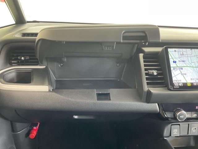 フィット e:HEVホーム ・当社デモカー・前後ドラレコ装着車 前後誤発進抑制機能 クリソナ 助手席エアバッグ 運転席エアバッグ 1オナ アイドリングストップ 禁煙 LEDライト バックカメラ ABS サイドエアバッグ キーレス(35枚目)