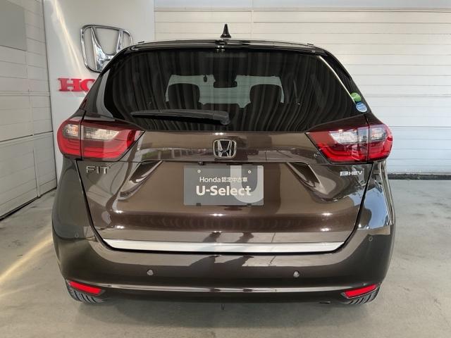 フィット ｅ：ＨＥＶリュクス　誤発進抑制機能　リアカメラ　ＥＴＣ付　ＬＥＤ　シートヒーター　クルーズコントロール　セキュリティアラーム　ドライブレコーダー　ＤＶＤ　ＶＳＡ　フルセグ　サイドエアバッグ　禁煙（7枚目）