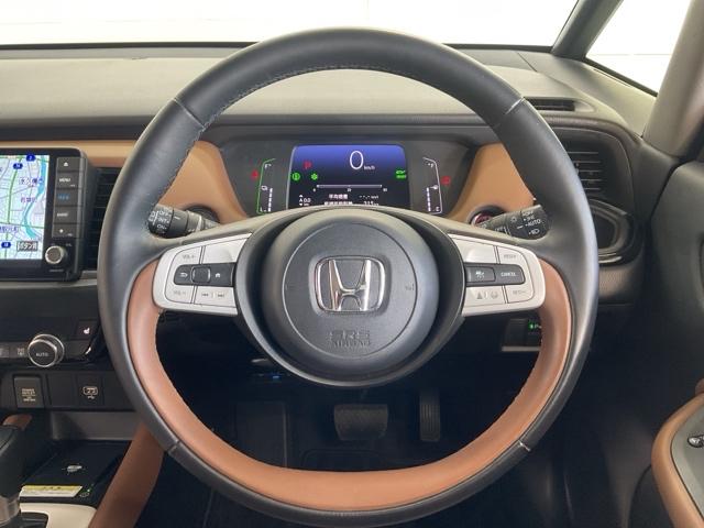 フィット ｅ：ＨＥＶリュクス　誤発進抑制機能　リアカメラ　ＥＴＣ付　ＬＥＤ　シートヒーター　クルーズコントロール　セキュリティアラーム　ドライブレコーダー　ＤＶＤ　ＶＳＡ　フルセグ　サイドエアバッグ　禁煙（14枚目）