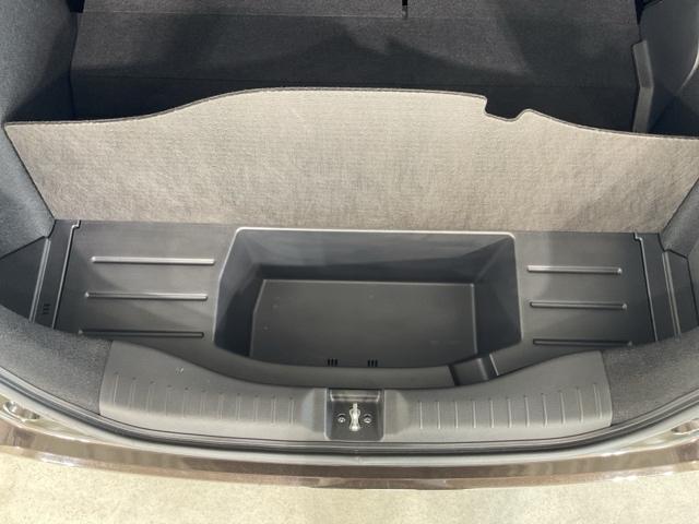 フィット ｅ：ＨＥＶリュクス　誤発進抑制機能　リアカメラ　ＥＴＣ付　ＬＥＤ　シートヒーター　クルーズコントロール　セキュリティアラーム　ドライブレコーダー　ＤＶＤ　ＶＳＡ　フルセグ　サイドエアバッグ　禁煙（22枚目）