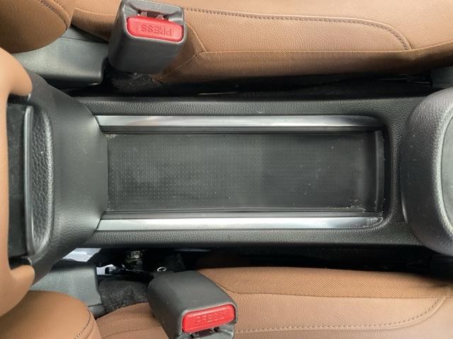 フィット ｅ：ＨＥＶリュクス　誤発進抑制機能　リアカメラ　ＥＴＣ付　ＬＥＤ　シートヒーター　クルーズコントロール　セキュリティアラーム　ドライブレコーダー　ＤＶＤ　ＶＳＡ　フルセグ　サイドエアバッグ　禁煙（36枚目）