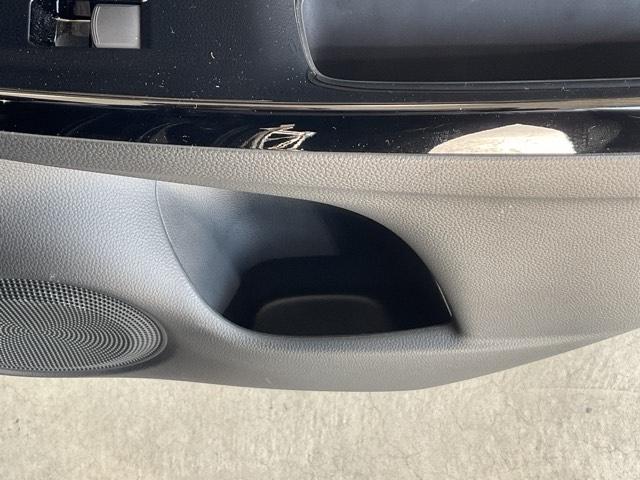 フィット ｅ：ＨＥＶリュクス　誤発進抑制機能　リアカメラ　ＥＴＣ付　ＬＥＤ　シートヒーター　クルーズコントロール　セキュリティアラーム　ドライブレコーダー　ＤＶＤ　ＶＳＡ　フルセグ　サイドエアバッグ　禁煙（40枚目）