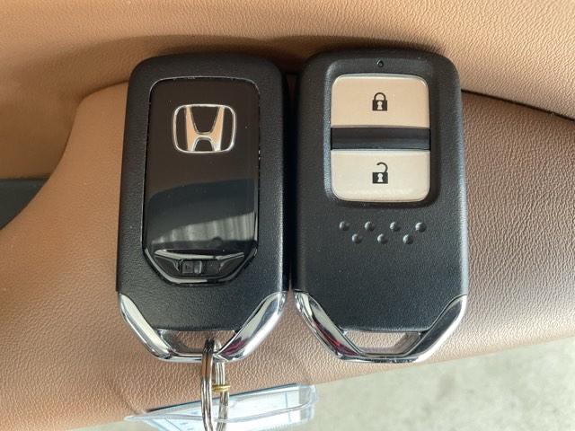 フィット ｅ：ＨＥＶリュクス　誤発進抑制機能　リアカメラ　ＥＴＣ付　ＬＥＤ　シートヒーター　クルーズコントロール　セキュリティアラーム　ドライブレコーダー　ＤＶＤ　ＶＳＡ　フルセグ　サイドエアバッグ　禁煙（49枚目）