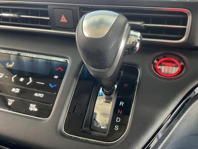 オデッセイハイブリッド ｅ：ＨＥＶアブソルート・ＥＸ　・前後ドラレコ装着車・ひょう害現状販売車　電動Ｒゲート　ＬＥＤライト　シ－トヒ－タ－　両側ＰＳＤ　パワ－シ－ト　Ｐアシスト　フルセグ　アイドルストップ　クルーズコントロール　ＤＶＤ再生機能　３列シート（15枚目）